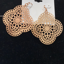 Load image into Gallery viewer, Earrings Laser cut lace

